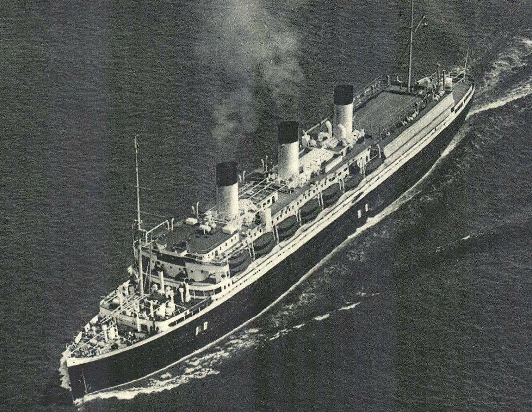 1945 m. vasario 1 d. dvi sovietinės torpedos nepataikė į lainerį „Cap Arcona“, kuriuo plaukė  9300 žmonių.