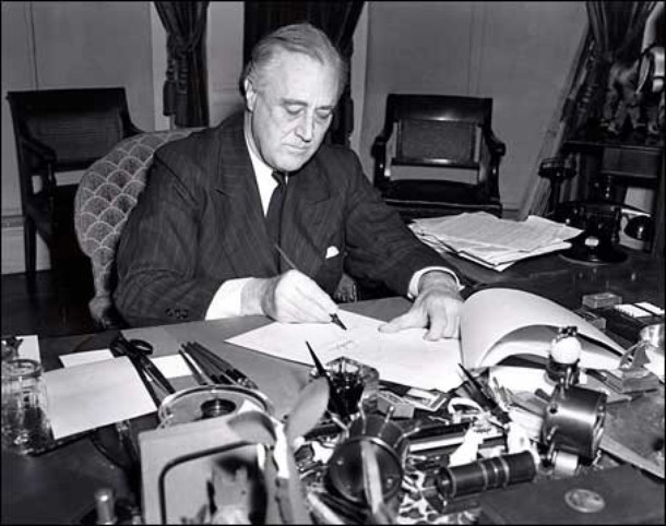 Prezidentas F. D. Ruzveltas pasirašo Lendlizo įstatymą.