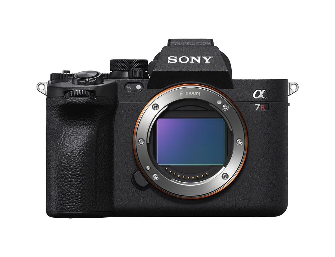 „Sony“ pristatė naujausią savo „Alpha 7R” serijos sisteminį fotoaparatą su keičiamu objektyvu, kuris turi didžiausios raiškos vaizdo jutiklį ir pirmą kartą šio modelio aparate panaudotą galingą vaizdo apdorojimo variklį „BIONZ XR“. Šis derinys užtikrina pažangiau veikiantį objekto aptikimą ir užfiksavimą tiek nuotraukose, tiek filmuotuose vaizduose.  Naujasis „Sony“ fotoaparatas Alpha 7R V gali padaryti 61 megapikselių raiškos nuotraukas, fiksuoti 8K raiškos filmuotus vaizdus, siūlo pažangiausią iki šiol „Alpha“ serijos fotoaparatuose panaudotą 8 žingsnių vaizdo stabilizavimą, 4 ašių įvairiu kampu pasisukantį ekranėlį, spartaus ryšio standartus bei platų suderinamumą. Šis „Sony“ fotoaparatas skirtas profesionalams, kurie ieško aukščiausio lygio įrankio, kuris gali pasiūlyti didelę raišką.  Patobulintas autofokusavimas Naujasis Alpha 7R V aprūpintas naujos kartos autofokusavimo galimybėmis su pažangiu objekto atpažinimu, kurį įgalina nauja dirbtinio intelekto (DI) funkcija su giliojo mokymosi ypatybėmis. Novatoriškas DI analizuoja informaciją apie žmogaus judėjimą ir smarkiai pagerina kameros veikimo tikslumą bei leidžia maksimaliai išnaudoti jos raiškos galimybes. DI objekto atpažinimo funkcija nuo šiol apima ir kitus objektus, pavyzdžiui, automobilius ar vabzdžius.  Šis „Sony“ fotoaparatas taip pat aprūpintas kitomis „Alpha“ serijos funkcijomis, kurios pirmą kartą panaudotos „Sony 7R“ modelyje, įskaitant fokuso sekimo funkciją „Real-time Tracking“, platesnį ir tankesnį autofokusavimo tinklelį kadre, nuolatinį fotografavimo režimą iki 10 kadrų per sekundę sparta, tylųjį fotografavimo režimą iki 7 kadrų per sekundę sparta ir galimybę iš eilės didele fotografavimo sparta padaryti iki 583 kadrų RAW formatu.  Tarp fokusavimo funkcijų yra didelės raiškos rankinis fokusavimas DMF (direct manual focus) ir itin vartotojų pageidauta funkcija fokusavimo grupavimas (focus bracketing).  Išskirtinė vaizdo raiška Naujasis „Sony“ fotoaparatas sukurtas perteikti maksimaliam vaizdo detalumui pasitelkiant naujojo „BIONZ XR“ proces