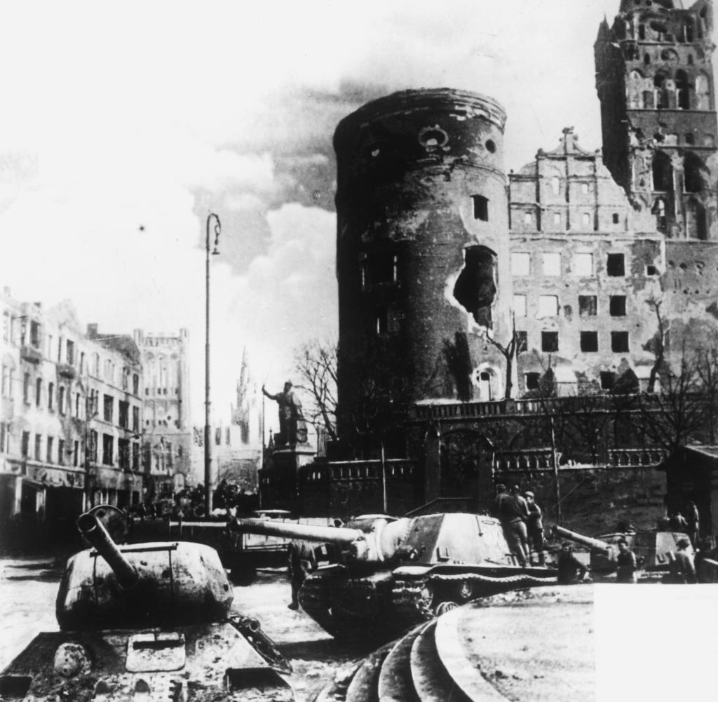 Sovietų šturmo pabūklai Kenigsbergo pilies griuvėsių fone. 
