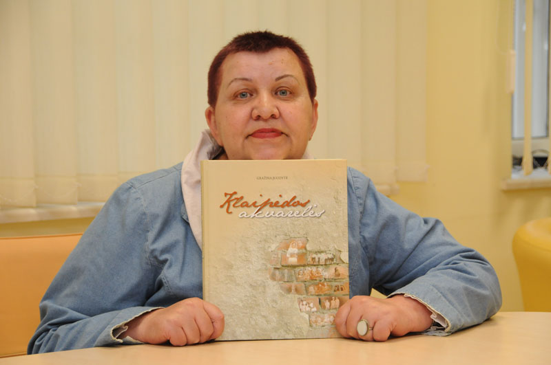 Žurnalistė Gražina Juodytė su pirmąja „Vakarų ekspreso“ išleista istorinių apybraižų knyga „Klaipėdos akvarelės“ (2009 m.).