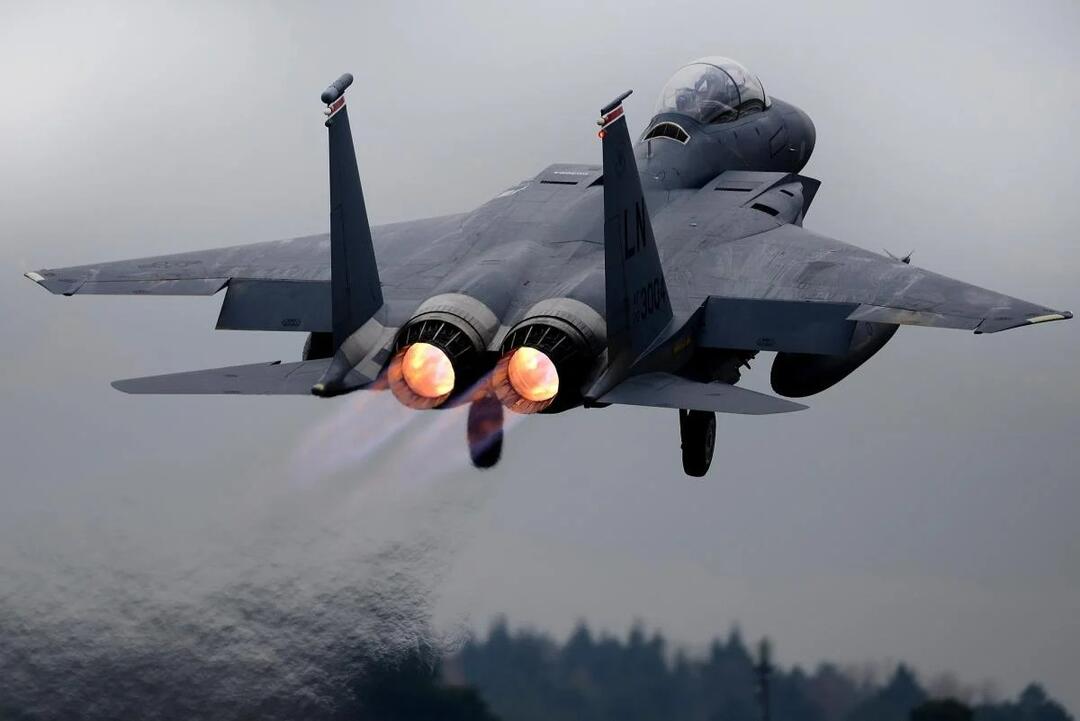   Naikintuvas-bombonešis F-15E
