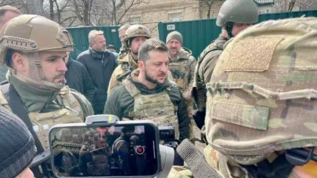 Volodymyras Zelenskis lankosi Bučoje. Unian