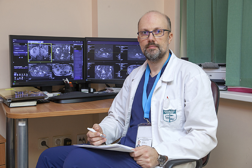 "Kuo daugiau įrankių turime, tuo geriau galime padėti pacientui", - sako Radiologijos skyriaus vedėjas A.Čiuvašovas.  