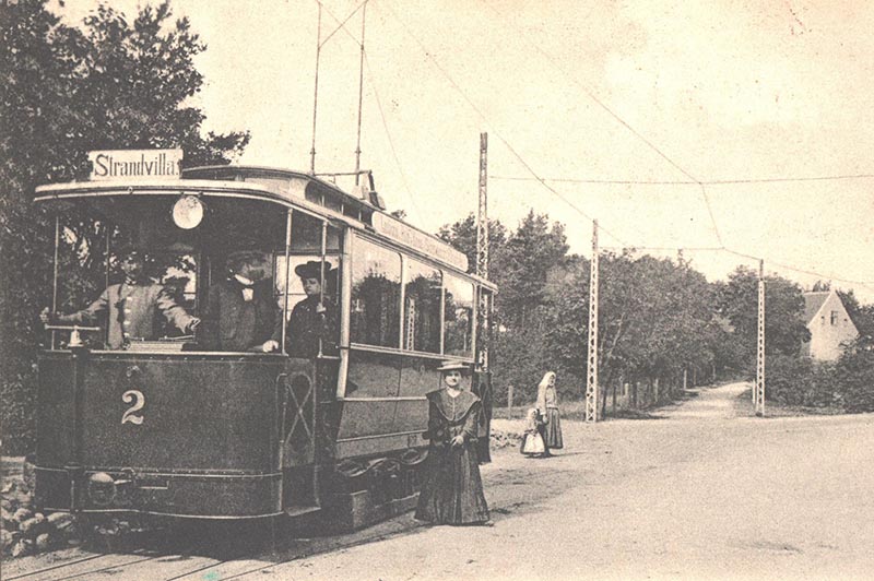 Tramvajus iš arti. Jo linijomis Klaipėdoje tris dešimtmečius važinėjo 15 keleivinių vagonų. 1908 m. išsiųsto atviruko fragmentas.