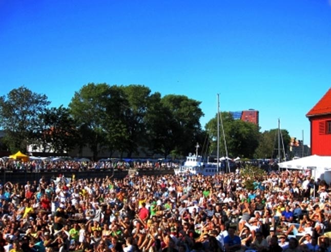 Tiek žmonių, paprastai užgulančių Danės krantus per Jūros šventę, turės naudotis 3 metrų pločio tiltu. Tiek žmonių, paprastai užgulančių Danės krantus per Jūros šventę, turės naudotis 3 metrų pločio tiltu.