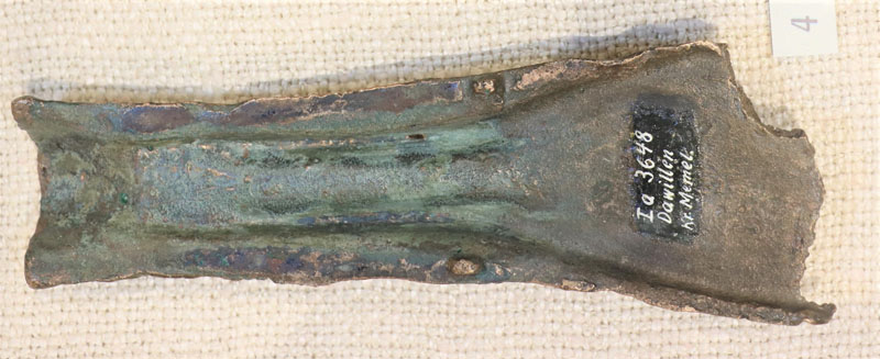 Bronzos amžiaus kirvio liejimo formos pusė, prieš 99 metus rasta netoli Dovilų. Artefaktas saugomas Priešistorės ir ankstyvosios istorijos muziejuje Berlyne. Deniso NIKITENKOS nuotr.