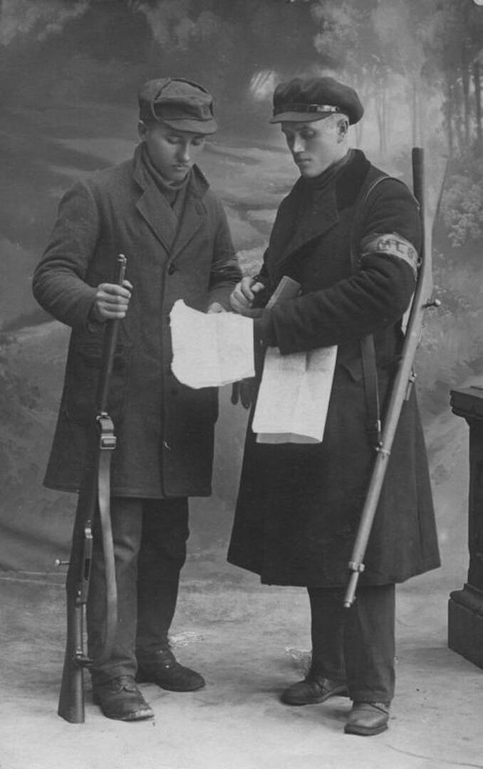 Į derybas su prancūzais buvo pasiųsti vos per 20 metų turėję jaunuoliai. Asociatyvioje 1923 m. nuotraukoje - karinės operacijos savanoriai su žaliais raiščiais ant žastų. MLIM archyvai.