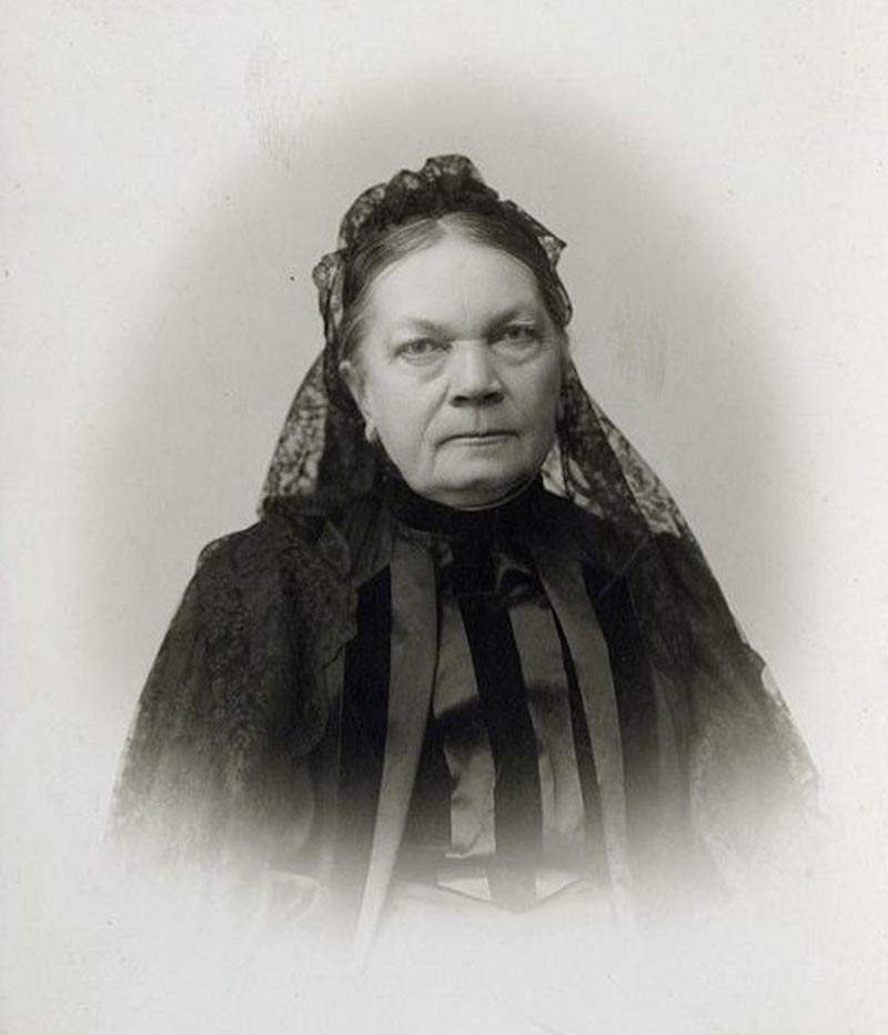Grafienė Sofija Tiškevičienė po vyro mirties ėmė rengtis vien juodais drabužiais. Kretingos muziejaus archyvai.