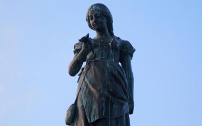 Priešais atsinaujinusį Klaipėdos dramos teatrą esanti murzina Taravos Anikės skulptūra nesulaukia valytojų.