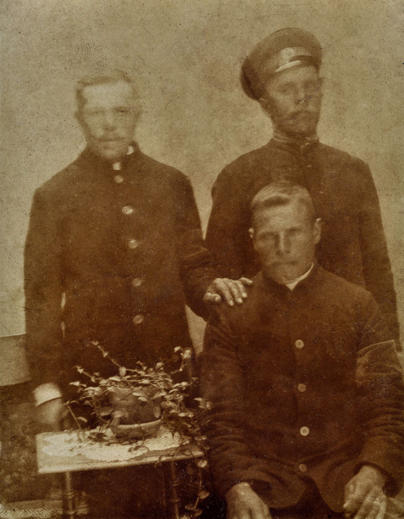 Rusų belaisviai, kurie dirbo klaipėdiškių ūkiuose Pirmojo pasaulinio karo metais. Vienas iš belaisvių gyveno ir dirbo Pažėrų ūkyje, 1916.