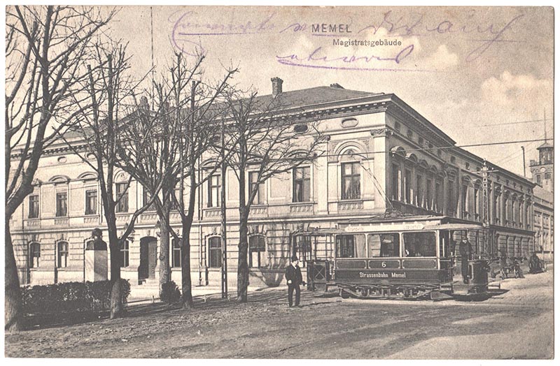 Siužetus su Klaipėdos tramvajumi buvo pamėgę atvirukų leidėjai. Tramvajus Nr. 6 važiavo nuo miesto magistrato (rotušės). 1910 m. išsiųstas atvirlaiškis. Deniso NIKITENKOS kolekcija.
