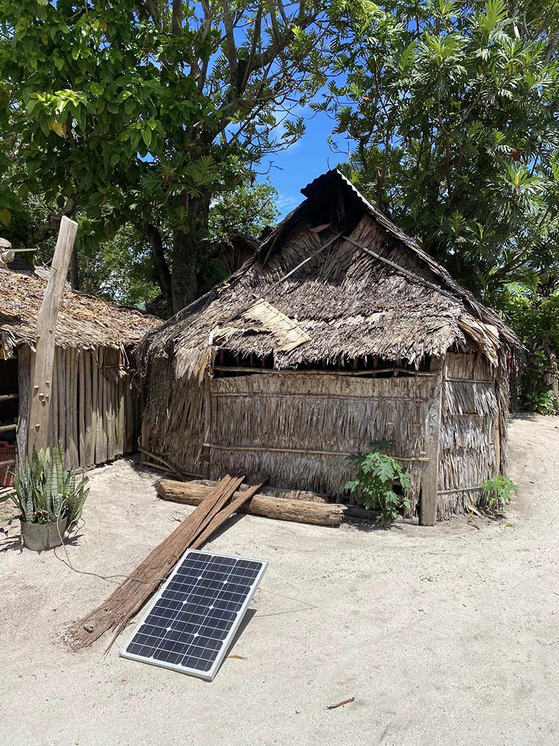 Už elektrą saloje nereikia mokėti, nes visur stovi saulės baterijos.