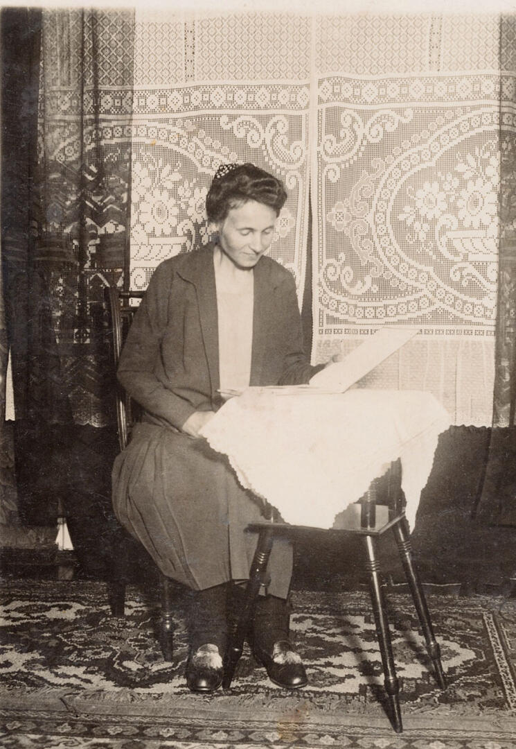 Tantė Lina Ellmies(1896-1955) savo namuose Berlyne.