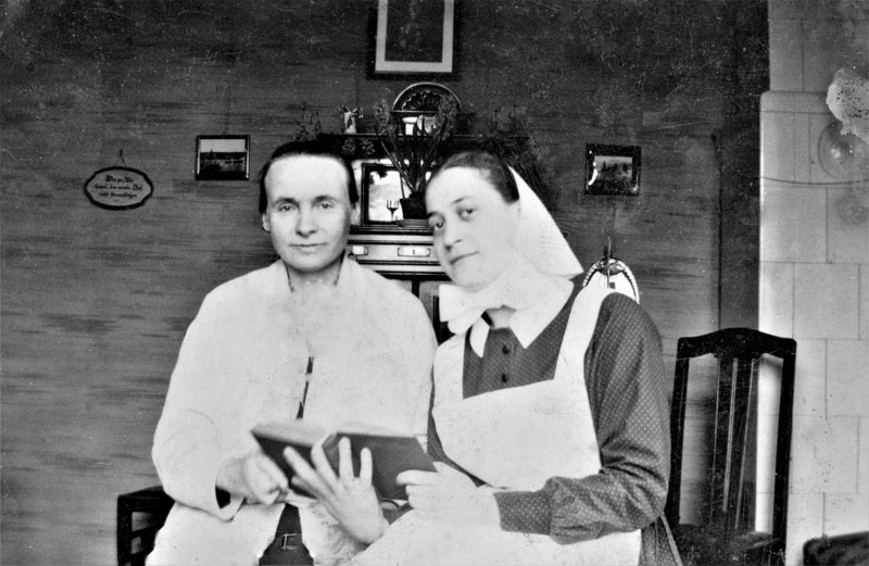 Tantė Lina Ellmies (1896-1955) (kairėje) su patarnautoja savo namuose Berlyne. Fotografuota prieš Antrąjį pasaulinį karą.