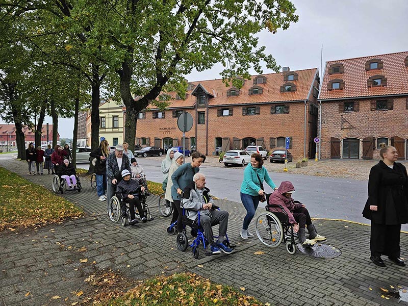 PAGALBA. „Atrodytų, maršrutas neįveikiamas, ypač daugeliui sėdint vežimėlyje. Bet padedant studentėms ir Taikos Karalienės globos namų darbuotojams ir neįveikiami dalykai tampa realybe“, - džiaugiasi globos namų bendruomenė. 