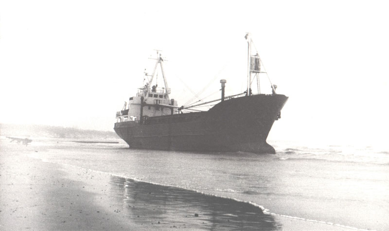 PASITAIKO. 2000 m. gruodį uragano metu sugedęs Palangos pliaže atsidūrė norvegų laivas „Seines“, kuris iškasus jūroje kanalą ištemptas buvo tik kitų metų balandį. Deniso NIKITENKOS nuotr.
