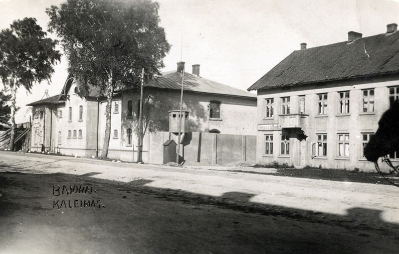 Bajorų sunkiųjų darbų kalėjimas (kairėje) ir tekstilės įmonės „Teba“ administracinis pastatas 1935 m. Fotografavo Stasys Vaitkevičius. Kretingos muziejaus archyvas