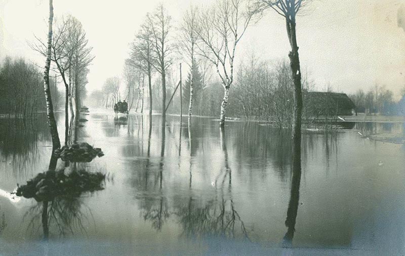  XX a. pr. nuotraukoje – pavasarinio potvynio užsemta Bismarcko kolonijos gatvė. Toks vaizdas buvo įprastas vietiniams, o kitiems kėlė nuostabą. wiki.genealogy.net