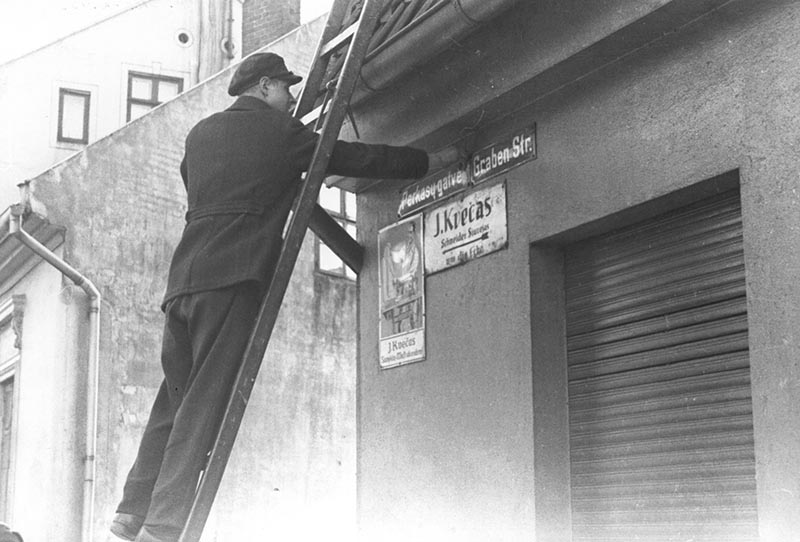 Vos aneksavus Klaipėdą buvo pašalintos visos lietuviškos gatvių pavadinimų lentelės. Nuo 1940 metų rugsėjo krašte nebeliko pamaldų lietuvių kalba. Ericho KUSSAU nuotrauka.