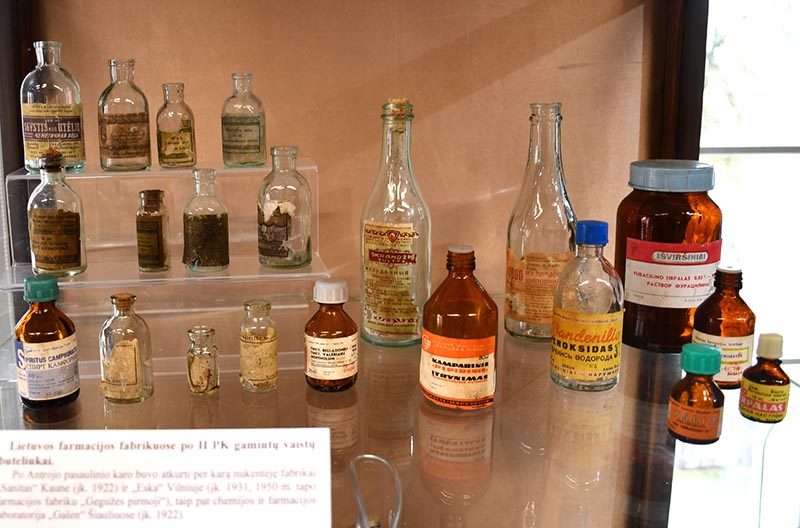 Tarpukariu įkurti Lietuvos farmacijos fabrikai veikė ir po Antrojo pasaulinio karo. Parodoje - gamintų vaistų buteliukai.