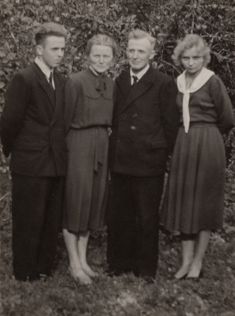 Klumbių šeima. Magdalena su tėvais ir broliu  Viliumi.