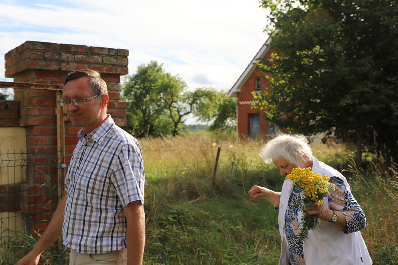 Arnold Piklaps su mama Magdalena Klumbyte-Piklaps jos tėviškėje  Miškogalių (dabar Petrelių) kaime, prie buvusių Pažėrų ir Klumbių  namų, 2022.