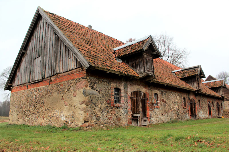 Pasakojama, kad 1808 m. nuo juodligės išmirė visos dvaro karvės, o jaučius kartu su juos prižiūrėjusiu samdiniu izoliavo tvarte. Maistą paduodavo pro langelį. Deniso NIKITENKOS nuotr.