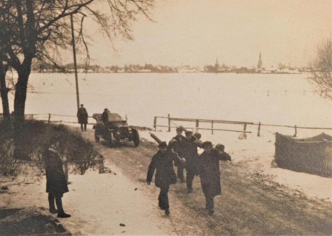 Vadinamieji sukilėliai Klaipėdos prieigose. Oras rengiantis sausio 15-osios šturmui buvo toks bjaurus, jog ne vienas savanoris peršalo ir vėliau mirė. MLIM archyvo nuotr.