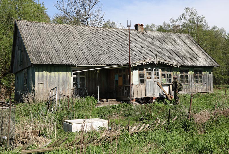 Dar senelio statyta nykstanti sodyba, kurioje gimė ir visą gyvenimą praleido paskutinysis Žalgirių kaimo pelkininkas Valteris Valenčius (1931-2018). Trobesiai pakelti nuo žemės.