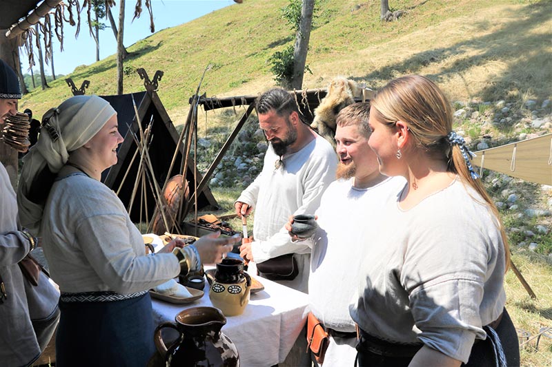 2021 m. piliakalnio papėdėje, tarsi atkuriant 1000 metų senumo vaizdą, buvo įrengta baltų vikingų stovyklavietė. Deniso NIKITENKOS nuotr.