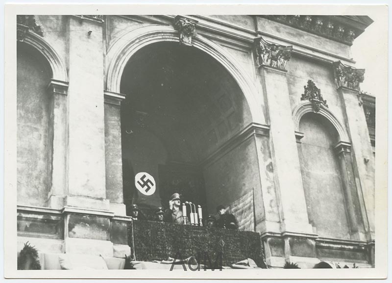 Teatro balkone Adolfas Hitleris pasakė kalbą, kuria pasveikino krašto gyventojus sugrįžus į Reichą. Jis kalbėjo, kad vokiečiai „neketina niekam pasaulyje daryti blogo“. AdM/Klaipėdos apskrities viešosios Ievos Simonaitytės bibliotekos archyvas.