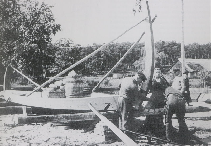 Kuršvaltės statyba 1940 m. nuotraukoje. Patyrę meistrai laivą pastatydavę per mėnesį, jo nuleidimas į vandenį būdavęs pažymimas ypatinga ceremonija su ąžuolo lapų vainikais, girliandomis.  Iliustracija iš 1995 m. W. Jaegerio knygos „Fischerkähne auf dem Kurischen Haff“.