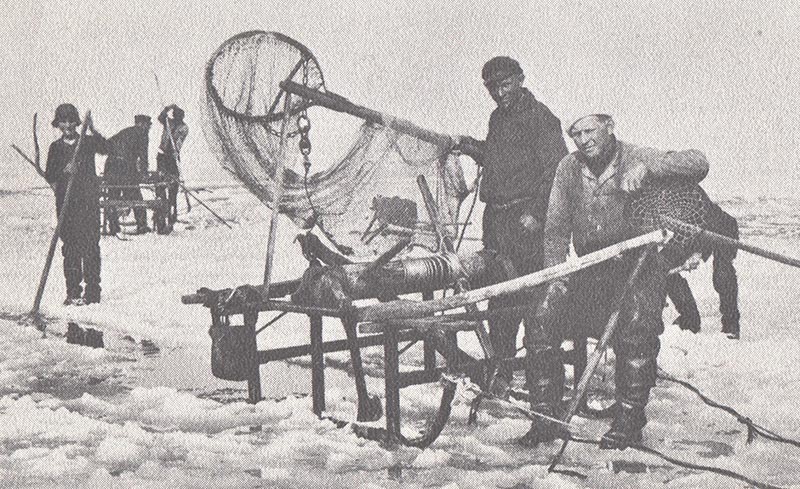 Tik Kuršių mariose naudotas gintaro žvejybos žiemą ant ledo metodas. Eketė, suktukas su samčiais, keseliai. Iš A. Nevardausko knygos „Pajūriais, pamariais“.