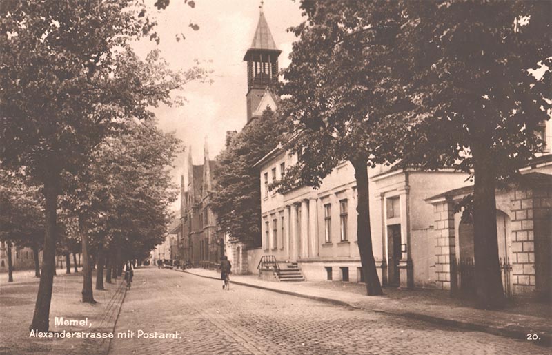 Tuometė Aleksandro gatvė su liepų alėja ir ažūriniu pašto rūmų bokštu, kuriame buvo įrengta apžvalgos aikštelė. 1933 m. išsiųstas atvirukas. Deniso NIKITENKOS kolekcija.