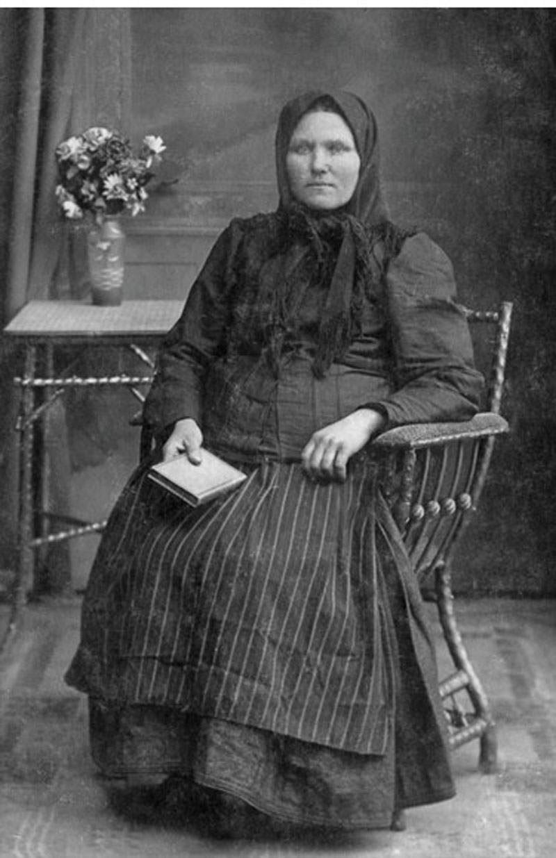 Ilzė Keizerienė (Ilsze Kaiser, gim. Skrandies, 1881- 1960) šventadienio drabužiais.