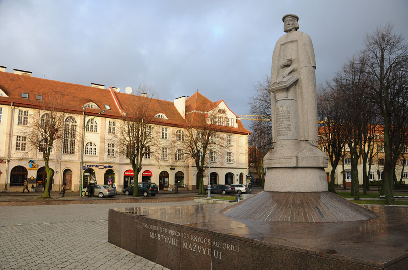 Lietuvininkų aikštėje stovi Regimanto Midvikio kurtas paminklas Martynui Mažvydui. Redakcijos archyvo nuotr.