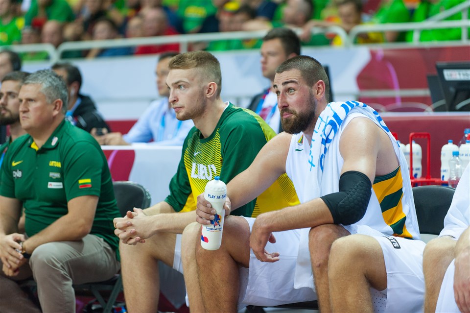21-erių Domantas Sabonis šalia Jono Valančiūno "FIBA EuroBasket 2015" turnyre
