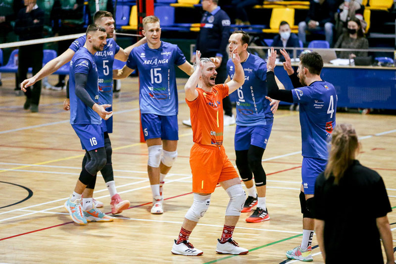  PASTEBĖJIMAI. „Ramiai priimami kamuoliai, tikslūs padavimai, puiki gynyba ir puolimas, žaidėjų akyse tiesiog degė kovingumo ugnelė“, - taip komandos žaidimą apibūdino „Amber-Arlangos“ komandos prezidentas Salvijus Paškauskas. Mato BARANAUSKO nuotr.