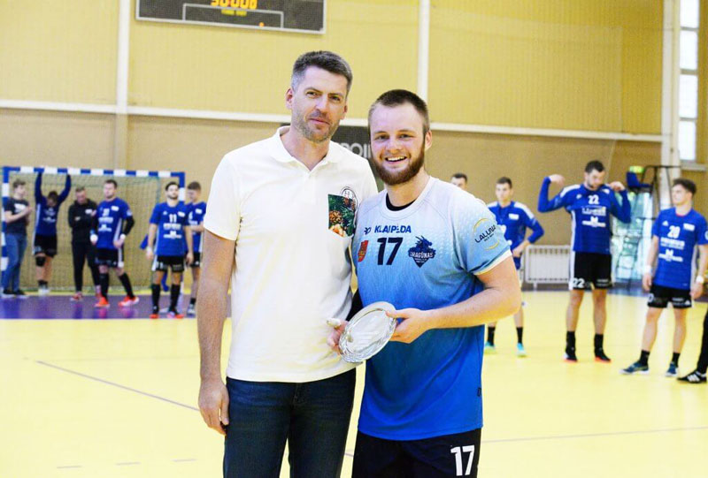 MVP. LRF Supertaurės naudingiausiu (MVP) žaidėju pripažintas Lukas Juškėnas (dešinėje). Jį apdovanojo Lietuvos rankinio federacijos prezidentas Donatas Pasvenskas.  rankinis.lt nuotr.