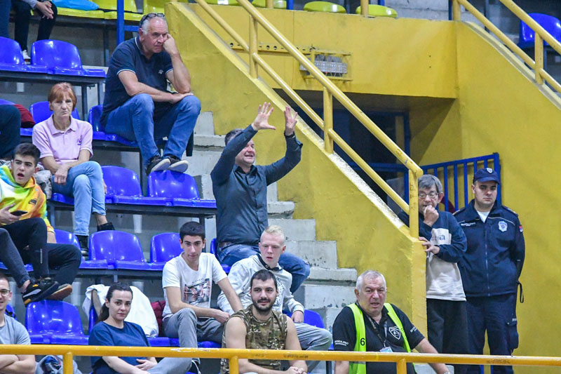 PATARIMAI IŠ TRIBŪNŲ. „Dragūno“ klubo pirmininkas Artūras Juškėnas rungtynes Serbijoje stebėjo iš tribūnų, tačiau ramiai nusėdėti vietoje negalėjo. RK „Dragūnas“ nuotr.