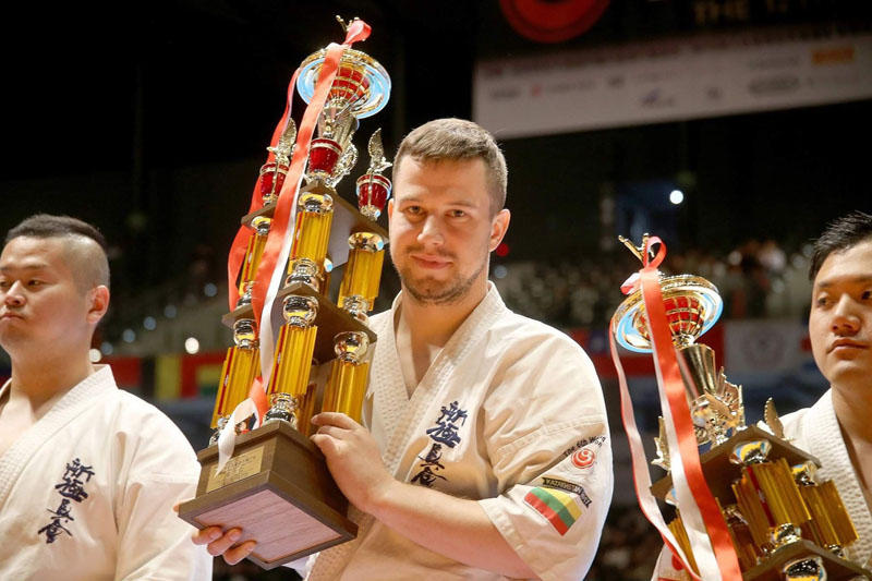 TITULAI. Eventas Gužauskas savo iškovotų trofėjų lentynose turi ne vieną Europos čempiono titulą, taip pat yra tapęs ir pasaulio čempionu, o kur dar daugybė pergalių įvairiuose tarptautiniuose turnyruose.