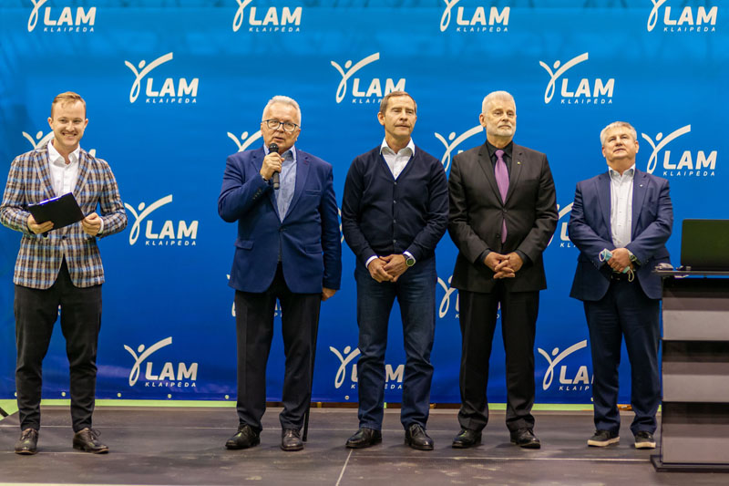 GARBŪS SVEČIAI. Lengvaatlečių pagerbti atvyko Klaipėdos miesto valdžios atstovai, taip pat Lietuvos ir Klaipėdos lengvosios atletikos federacijų atstovai.