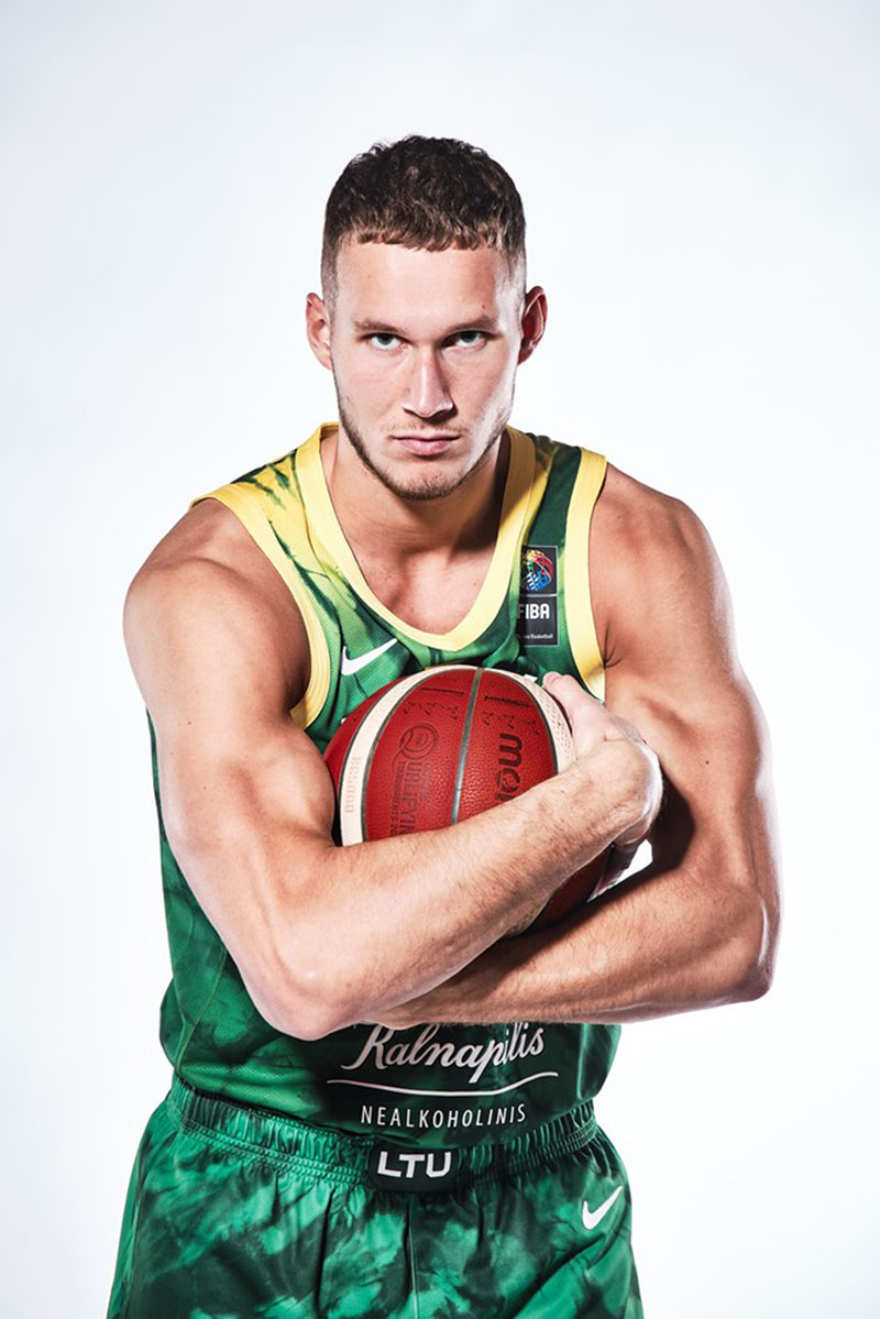 IŠ MŪSŲ KRAŠTO. Sutrumpintame Lietuvos rinktinės sąraše Pasaulio taurės atrankos rungtynėms tėra vienas su Klaipėda susijęs žaidėjas - Tadas Sedekerskis. „Priežasčių keletas - ilgai besitęsiantys klubiniai čempionatai, nuovargis, traumos. Visų antra - asmeniniai reikalai, vestuvės, krikštynos“, - mintimis dalijosi K. Maksvytis. FIBA nuotr.