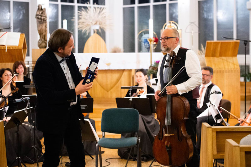  PAGERBĖ. Po šventinio koncerto Klaipėdos kamerinio orkestro vadovas Mindaugas Bačkui buvo apdovanotas Neringos savivaldybės medaliu „Už nuopelnus Neringai“. Nendrės ŽILINSKAITĖS nuotr.