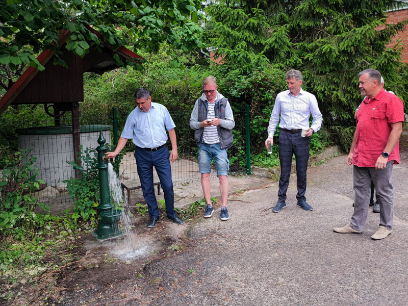 VĖL TEKA. Nidos šulinys ir vėl atviras gyventojas ir svečiams.