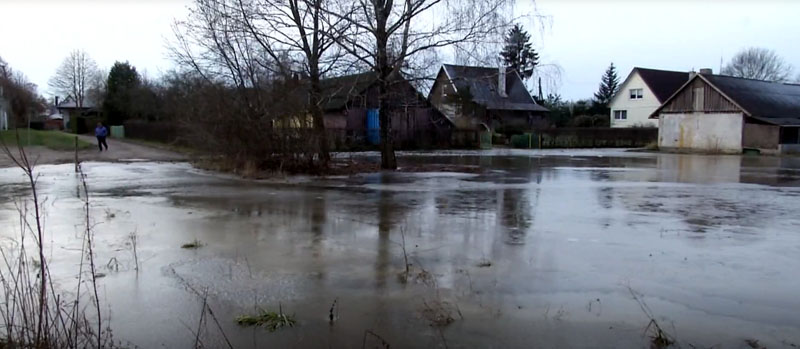 GRĖSMĖ. Klaipėdos rajono gyventojai baiminasi, kad apsauginiam pylimui neatlaikius potvynio vanduo užlies netoliese stovinčius jų namus.  LNK stop kadras