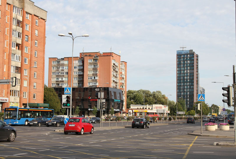 NUMERIAI. Klaipėdos gatvėmis važiuoja automobiliai su bendrinio naudojimo ir vardiniais numerio ženklais. Asociatyvi Lukrecijos GIEDRAITYTĖS nuotr.