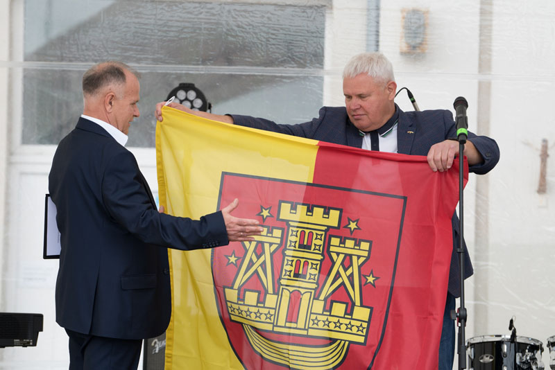 VĖLIAVA. Sukaktį mininčios turgavietės vadovui Viačeslavui Karmanovui Klaipėdos miesto meras Vytautas Grubliauskas įteikė uostamiesčio vėliavą. 