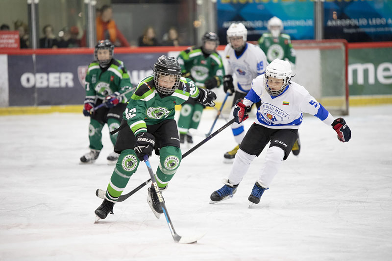 LEDO RITULYS. Klaipėdos „Akropolio“ ledo arenoje šiuo metu treniruojasi apie 350 vaikų. HC „Klaipėda“ nuotr.